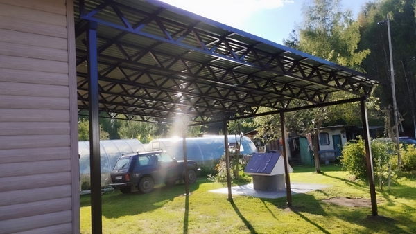 Навес дял двора частного дома, кровля - профлист Навес дял двора частного дома, кровля - профлист