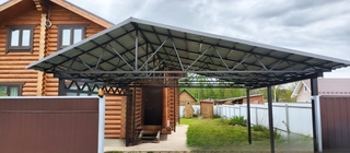 Двускатный навес с крышей из профлиста для установки на загородном участке