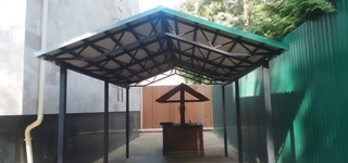 Навес двускатный с зеленым профнастилом для загородного дома