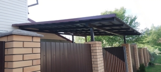 Односкатный навес-пристрой к дому из профлиста