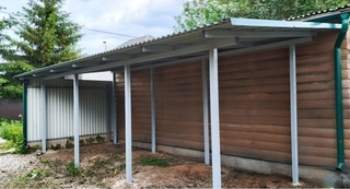 Односкатный серый навес-пристройка из профнастила